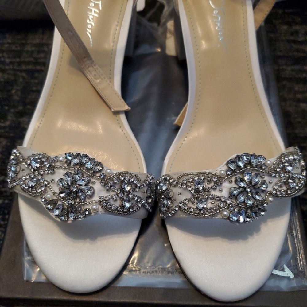 Betsey johnson heels in ivory size 9.5 new with box